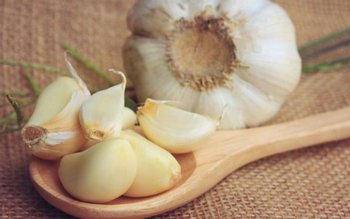 Usturoiul importat din China este …