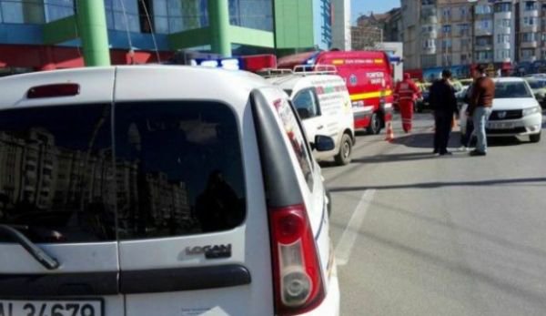 Accident lângă Uvertura Mall! Unui şofer i s-a făcut rău la volan şi a pierdut controlul autoturismului