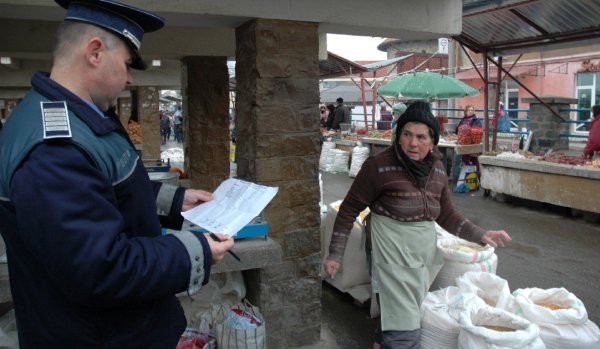 Razie a polițiștilor economici în Piața Centrală. Vezi ce măsuri au luat!