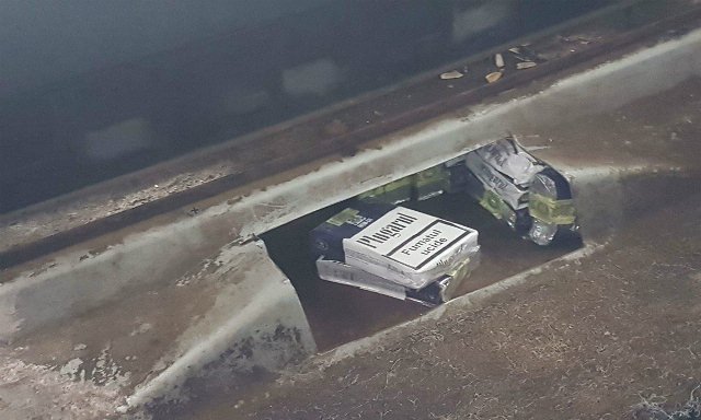 Ţigări de contrabandă ascunse într-un autoturism, descoperite la frontieră - FOTO