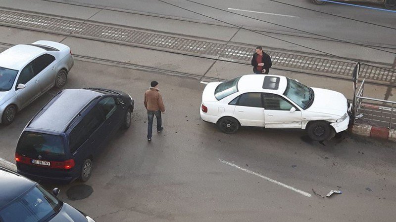 Scandal în plină stradă la Botoșani după un accident provocat de un șofer neatent