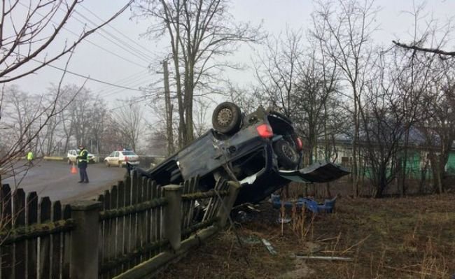Accident cu cinci răniţi în Botoşani. O maşină cu șapte oameni suspendată într-un gard!