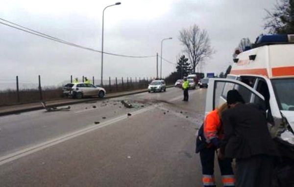 Accident grav de circulație în care a fost implicată o ambulanță și un autoturism Audi