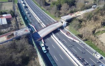 Pod prăbuşit pe o autostradă …