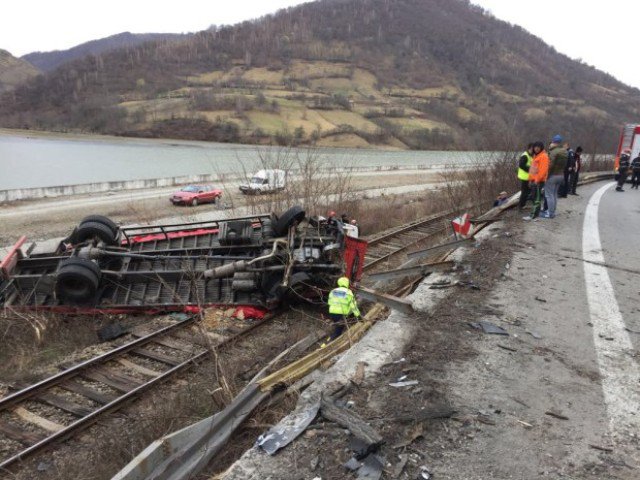 Soțul Alinei Gorghiu rănit intr-un accident grav. Impactul violent a aruncat un autotren pe calea ferată