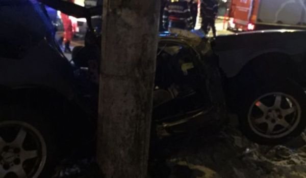 Trei persoane rănite după ce s-a oprit cu mașina într-un sâlp de beton