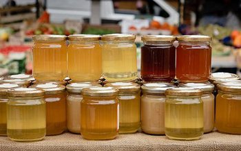 Unele borcane cu miere din …
