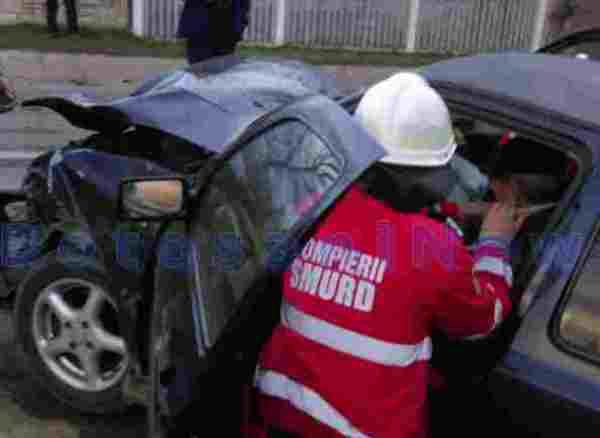 Accident deosebit de grav cu două personae incarcerate la Dersca după ciocnirea frontală a două mașini! 