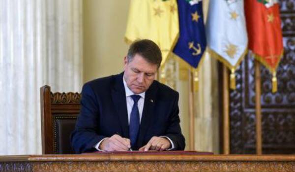 Iohannis a semnat decretul prin care parlamentarii își pot reangaja rudele și prietenii cu care au colaborat