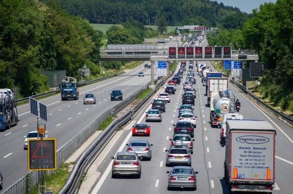 Noi taxe pentru șoferii care circulă în străinătate. Vezi unde și cât trebuie să plătești!