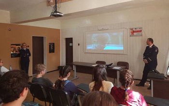 Poliţiştii botoşăneni alături de elevi …