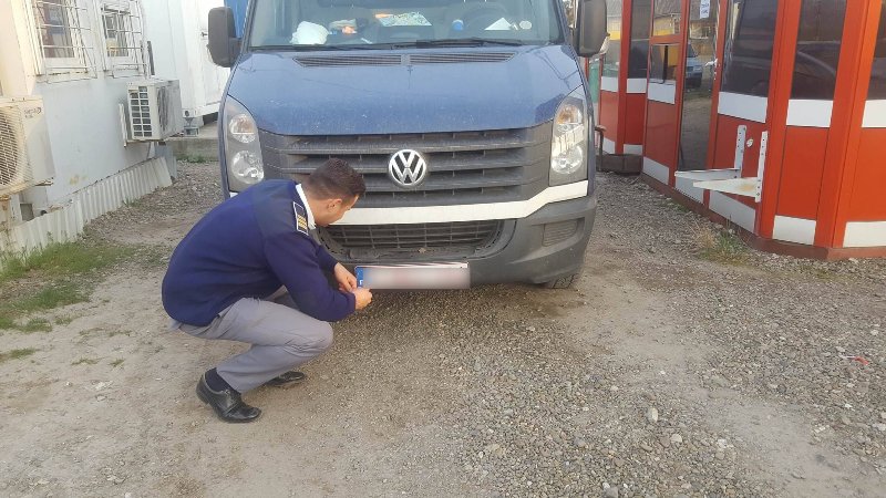 Autoturism radiat din circulaţie, oprit la frontieră - FOTO