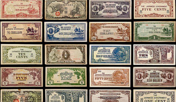 Banii uitați la saltea în vechile valute naționale ale Europei valorează o avere