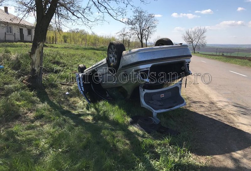 Accident la ieșirea din Dorohoi! Și-a abandonat BMW-ul răsturnat pe câmp - FOTO