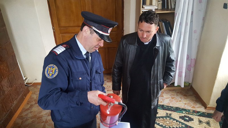 Inspectorii ISU Botoșani au controlat lăcașele de cult din județ - FOTO