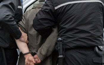 Tânăr surprins în timp ce …