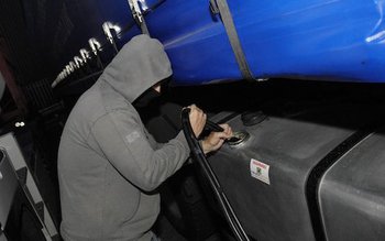 Doi tineri cercetați pentru furtul …