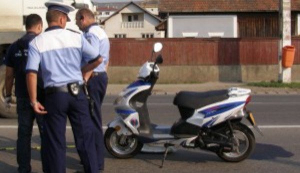 Tânăr fără permis de conducere depistat în timp ce conducea un motoscuter