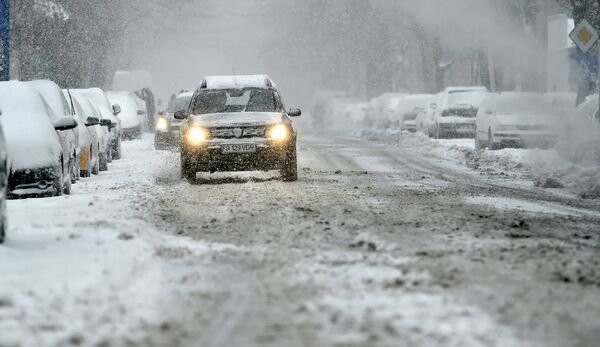 Opt tronsoane de drumuri naționale încă sunt închise din cauza zăpezii și a viscolului
