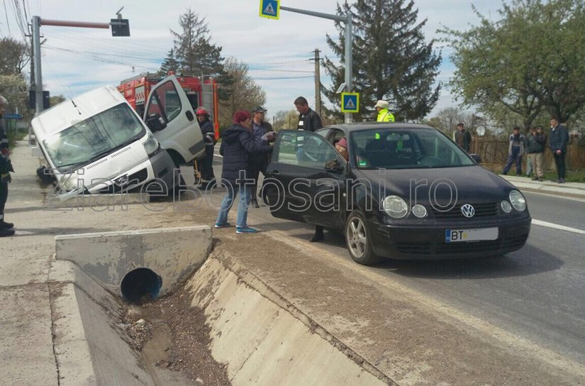 Accident pe drumul Botoşani – Suceava. Un șofer a ajuns la spital după ce un alt autoturism i-a ieșit în față - FOTO