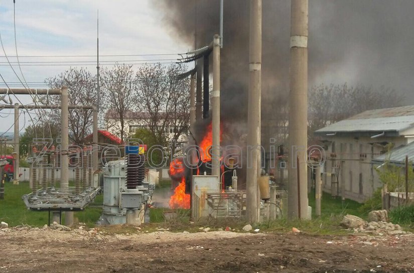 Explozii în lanț, în municipiul Botoșani, la mai multe transformatoare electrice - FOTO