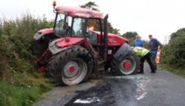 Beat criţă şi fără permis, conducea unui tractor care s-a oprit într-o mașină parcată