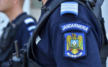 Laptop uitat pe o bancă, …