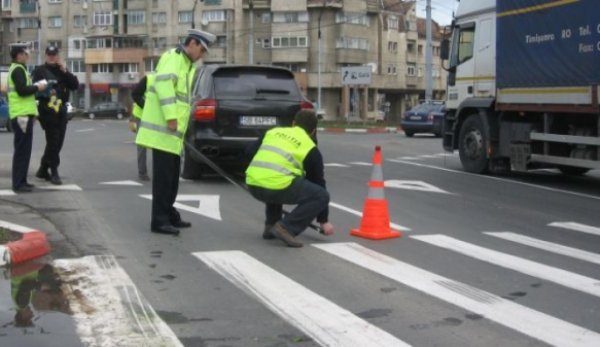 Neatenţia la volan face victime. Bărbat accidentat pe trecerea de pietoni!