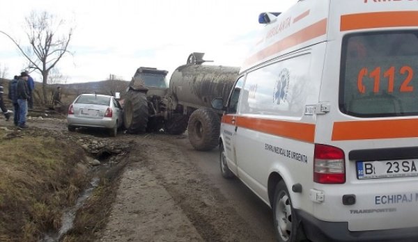 Încă un tractorist a luat-o pe arătură! Nu s-a asigurat și a băgat un om în spital!