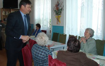 Prefectul judeţului, în vizită la …