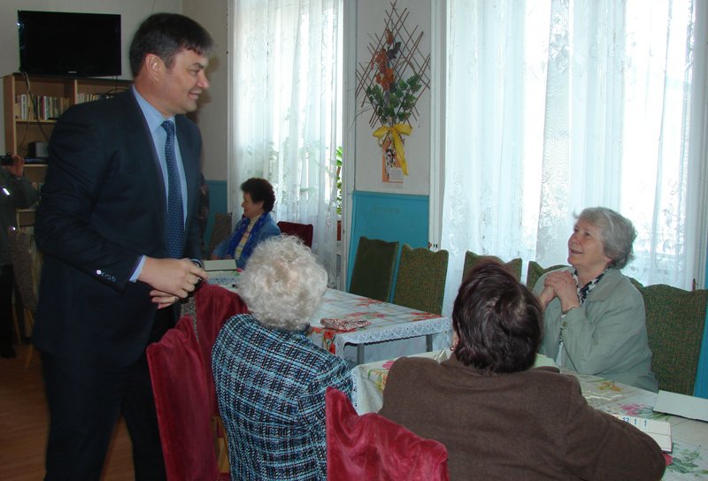 Prefectul judeţului, în vizită la pensionari - FOTO