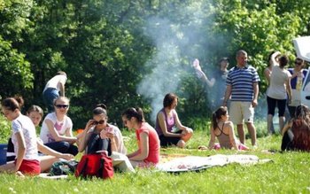 Ne așteaptă o zi cu …