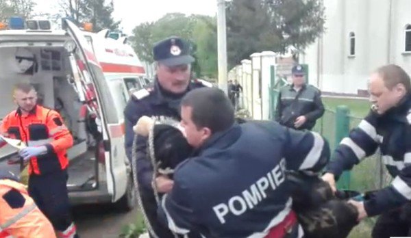 Femeie căzută în fântână salvată de polițiști și pompieri