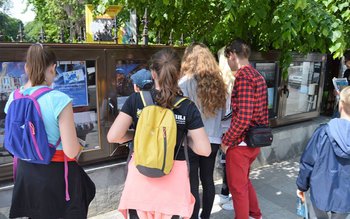 La vitrinele expoziționale de la …