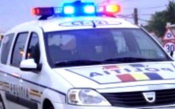 Mașină parcată distrusă de un …