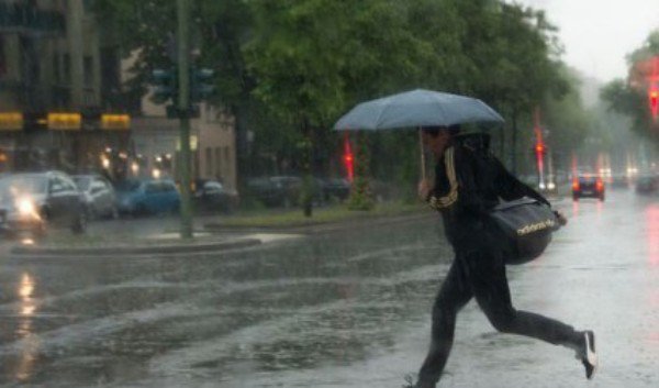 Vremea se răcește și sunt asteptate ploi torențiale, vijelii și grindină. Când scăpăm de vremea rea!