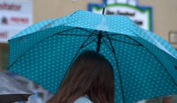 Început de weekend mohorât, cu ploi peste tot și temperaturi modeste