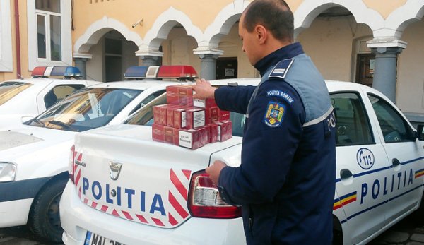 Ţigări de contrabandă confiscate de poliţişti dintr-un magazin comunal