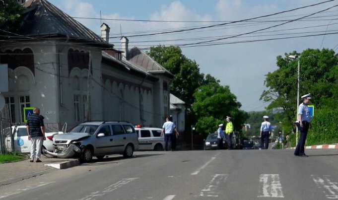 Femeie rănită într-un accident cu trei maşini produs într-o intersecţie din Botoşani