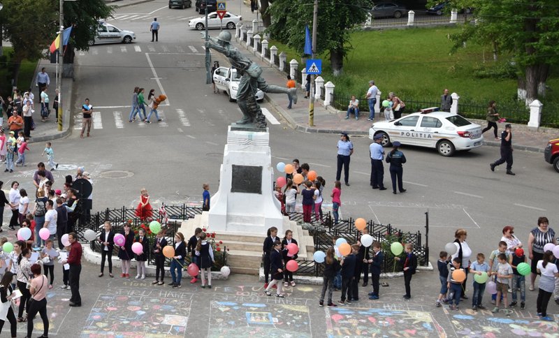 Poliţiştii botoşăneni le urează tuturor copiilor un 1 Iunie plin de bucurii !