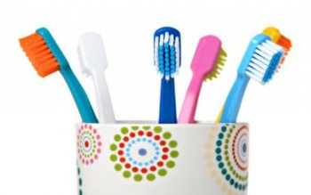 Pune acest amestec pe periuţă, …