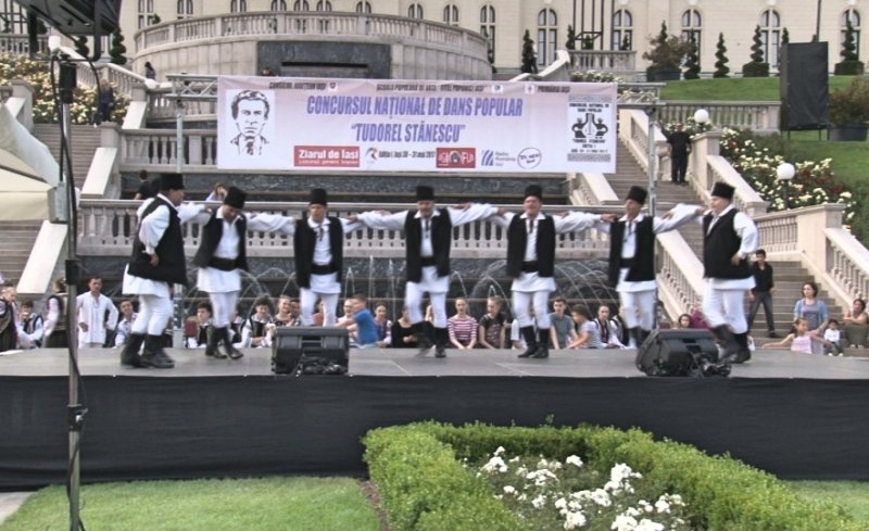 Formaţia de dansuri populare „DATINA” din Botoşani a obținut locul I la un concurs național