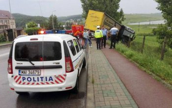 GRAV accident! TIR răsturnat la …