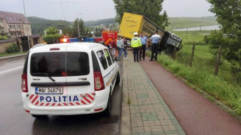 GRAV accident! TIR răsturnat la ieșirea din Botoșani - FOTO