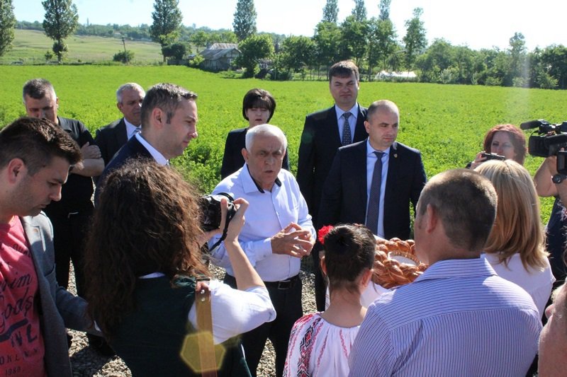 Ministrul Agriculturii şi-a început ziua în Piaţa Centrală din Botoşani, a vizitat o fabrică de caşcaval, câteva sere şi o staţie de irigat - FOTO