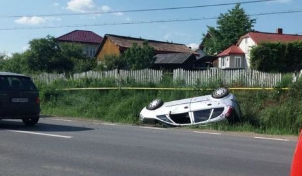 Accident pe drumul Botoșani-Suceava! S-a dat cu maşina peste cap după o depășire imprudentă!