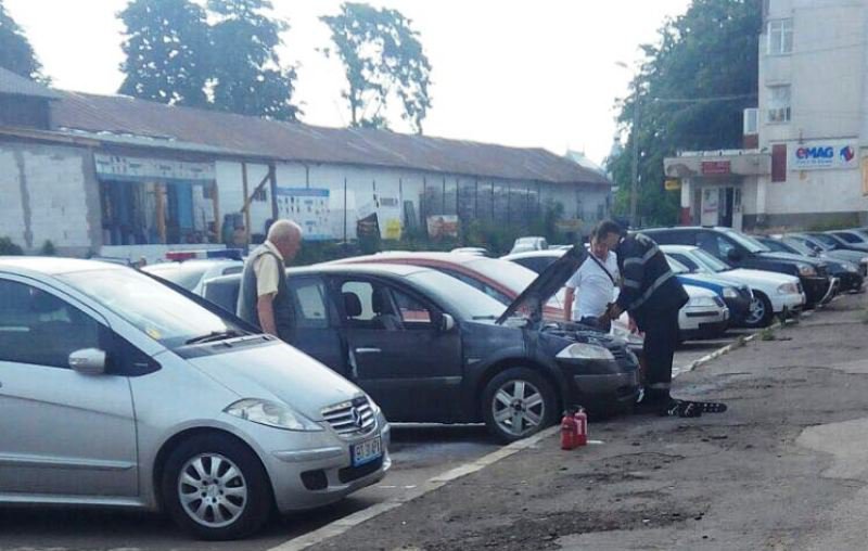 Mașina cuprinsă de flăcări, în trafic, la Botoșani