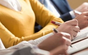 Posturi de director scoase la …