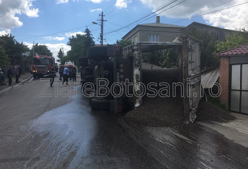 Un tir încărcat cu semințe de floarea soarelui, RĂSTURNAT la Dorohoi - FOTO