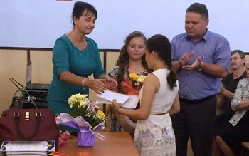 Deputatul PSD Tamara Ciofu premiază …